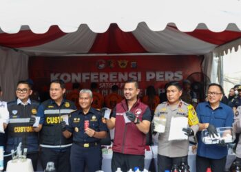 Direktur Tindak Pidana Narkoba Bareskrim Polri Brigjen Mukti Juharsa dalam keterangan pers kasus narkoba di polda sumut