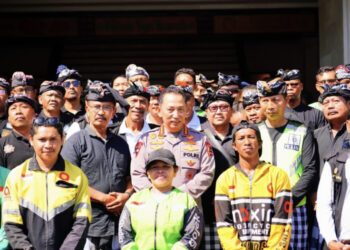 Kapolri Listyo Sigit Prabowo memperkuat kemitraan dengan pecalang dan ojek online untuk menjaga keamanan dan ketertiban masyarakat di Badung, Bali.